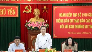 Chủ tịch Quốc hội Trần Thanh Mẫn, Trưởng Đoàn Kiểm tra 1910 của Bộ Chính trị phát biểu chỉ đạo hội nghị.
