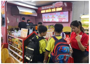 Khách hàng chọn món tại trạm mì