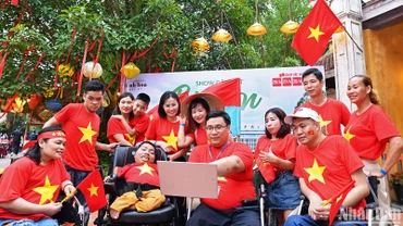 Các đại biểu thanh niên khuyết tật trao đổi về kỹ năng truyền thông trên các nền tảng số.