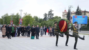 [Ảnh] Tổng Bí thư Tô Lâm đặt hoa tại Tượng đài Chiến thắng ở Thủ đô của Belarus