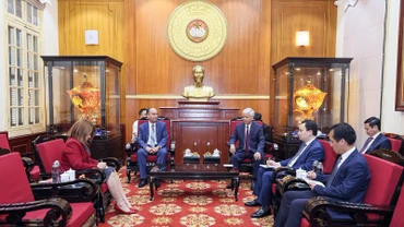 Không khí thân mật tại buổi tiếp.