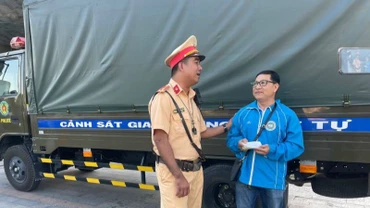 Đại diện Đội Cảnh sát giao thông-trật tự Công an thành phố Thủ Dầu Một trao lại tiền đánh rơi cho ông Nguyễn Thanh Hòa. 