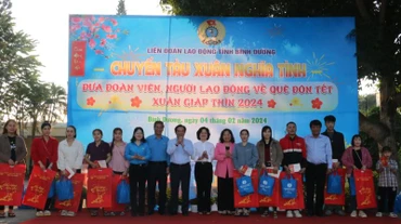 Các đại biểu trao tặng quà cho đoàn viên công đoàn, công nhân lao động tại Lễ xuất phát “Chuyến tàu Xuân nghĩa tình”.