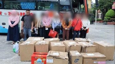 Các đối tượng cùng vật chứng trong vụ án.