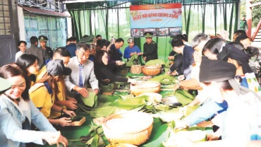 Cán bộ, chiến sĩ Bộ đội Biên phòng tỉnh Đắk Lắk và các đơn vị gói bánh chưng tặng nhân dân xã biên giới Ia Lốp đón Tết. 