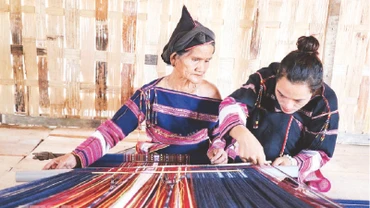 Phụ nữ Ba Na dệt vải.