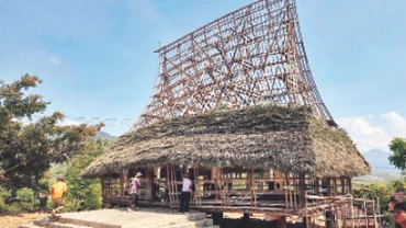 Dân làng Đăk Wâk, xã Đăk Kroong, huyện Đăk Glei chung tay sửa lại nhà rông.