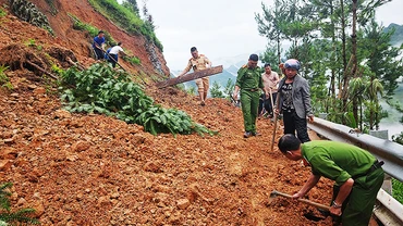 Quốc lộ 4C (đoạn qua thôn Mã Pì Lèng, xã Pả Vi, Mèo Vạc) xảy ra sạt lở nghiêm trọng.