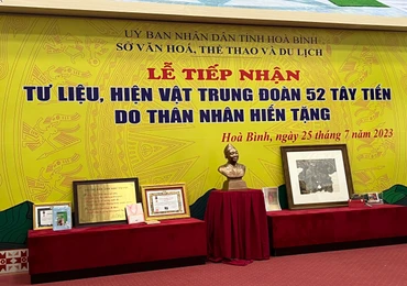 Nhiều hiện vật giá trị được trao cho Bảo tàng Hòa Bình.