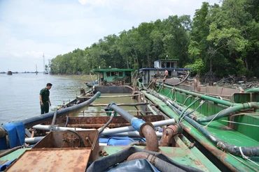 Một vụ khai thác cát trái phép trên vùng biển Cần Giờ bị bắt giữ và xử lý cuối năm 2022.