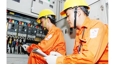 Việc điều chỉnh giá điện sẽ tác động đến mọi mặt đời sống xã hội. Ảnh: BẮC SƠN