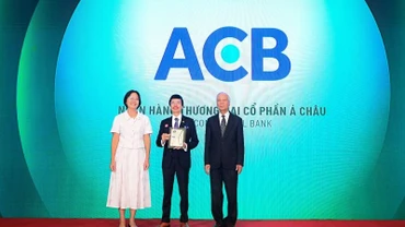 Đại diện ACB nhận giải Top 50 Doanh nghiệp phát triển bền vững tiêu biểu do Tạp chí Nhịp Cầu Đầu Tư tổ chức.