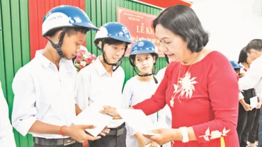 Đồng chí Nguyễn Thị Khá trao học bổng cho học sinh có hoàn cảnh khó khăn.