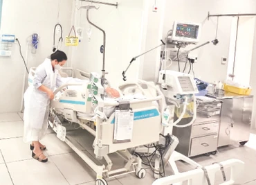 Các bác sĩ điều trị kháng kháng sinh phải mặc tạp dề kháng khuẩn, tuân thủ quy trình sát khuẩn kỹ càng.