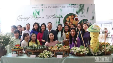 Đại sứ Việt Nam tại Lào Nguyễn Minh Tâm cùng các nữ cán bộ và phu nhân của các cán bộ ngoại giao Việt Nam tại Lào. (Ảnh: HẢI TIẾN)