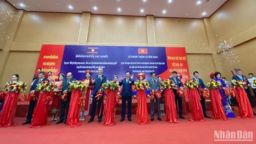 Các đại biểu cắt băng khánh thành Dự án. (Ảnh: Trịnh Dũng)