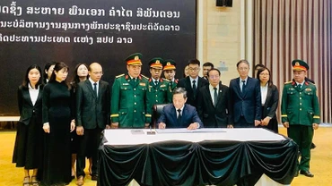 Đại sứ Việt Nam tại Lào Nguyễn Minh Tâm ghi sổ tang tưởng niệm đồng chí Khamtay Siphandone. (Ảnh: Hải Tiến)