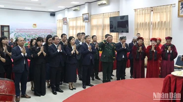 Các đại biểu thành kính dâng hương tưởng nhớ các Vua Hùng. Ảnh: HẢI TIẾN.