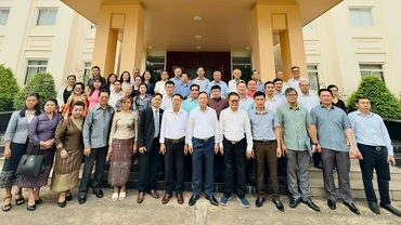 Đại sứ Nguyễn Minh Tâm cùng các đại biểu dự hội nghị. (Ảnh: Cộng tác viên)