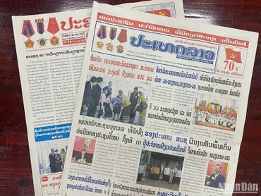 Trang nhất các tờ báo lớn của Lào số ra ngày 22/4 đều đăng tải các bài viết ca ngợi quan hệ Việt Nam-Lào. (Ảnh: Hải Tiến)