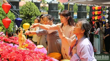 Chư tăng, phật tử cùng bà con kiều bào thực hiện nghi lễ tắm Phật. (Ảnh: Hải Tiến)