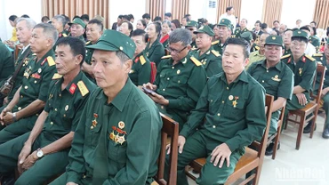 Các đồng chí cựu chiến binh tham dự buổi lễ. (Ảnh HẢI TIẾN)