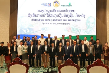 Các đại biểu chụp ảnh tại hội nghị. (Ảnh HẢI TIẾN)