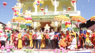 Các đại biểu tham dự buổi lễ cắt băng khánh thành giai đoạn 1, dự án trùng tu Chùa Bồ Đề tại tỉnh Khammuane. (Ảnh: Hải Tiến)