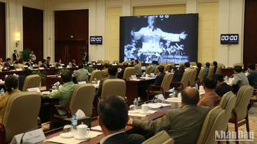 Ban Chấp hành Trung ương Đảng Nhân dân Cách mạng Lào xem phim tài liệu về cuộc đời và sự nghiệp của Chủ tịch Hồ Chí Minh. (Ảnh: HẢI TIẾN)