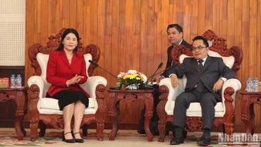 Phó Tổng Kiếm toán nhà nước Việt Nam Hà Thị Mỹ Dung (trái) và Chủ tịch Cơ quan Kiểm toán nhà nước Lào Viengthavisone Thepphachanh. (Ảnh: Hải Tiến)