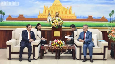 Đại sứ Nguyễn Bá Hùng và Trưởng Ban Đối ngoại Trung ương Đảng Nhân dân Cách mạng Lào Thongsavanh Phomvihane. (Ảnh: Trịnh Dũng)