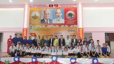 Trao học bổng cho các em học sinh giỏi, có hoàn cảnh khó khăn. Ảnh: Hải Tiến