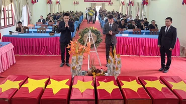 Các đại biểu dâng hương, dâng hoa tưởng niệm các anh hùng liệt sĩ. (Ảnh: HẢI TIẾN)