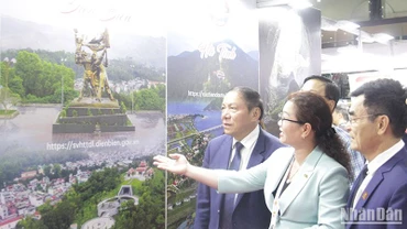 Bộ trưởng Văn hóa, Thể thao và Du lịch Nguyễn Văn Hùng tham quan Gian hàng Du lịch Việt Nam. (Ảnh: Hải Tiến)