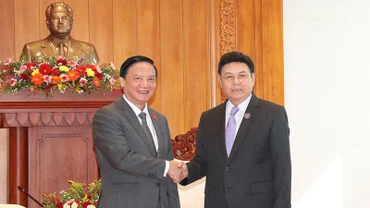 Phó Chủ tịch Quốc hội Nguyễn Khắc Định (trái) và Chủ tịch Quốc hội Lào Xaysomphone Phomvihane. Ảnh: Hải Tiến