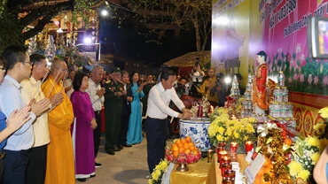 Các đại biểu dâng hương tưởng niệm các anh hùng liệt sĩ. (Ảnh: Hải Tiến)