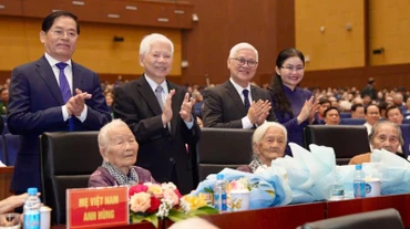 Nguyên Chủ tịch nước Nguyễn Minh Triết và các đại biểu trao hoa tặng các Mẹ Việt Nam Anh hùng. 