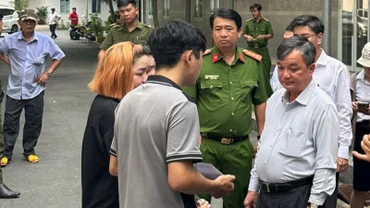 Phó Chủ tịch Ủy ban nhân dân tỉnh Bình Dương Bùi Minh Trí thăm hỏi, động viên gia đình các nạn nhân vụ tai nạn lao động.