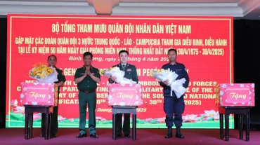 Thượng tướng Nguyễn Văn Nghĩa, Phó Tổng Tham mưu trưởng Quân đội nhân dân Việt Nam thăm hỏi và trao tặng quà cho đoàn Quân đội ba nước Trung Quốc-Lào-Campuchia.