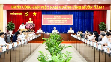 Thường trực Tỉnh ủy Bình Dương chủ trì hội nghị. 