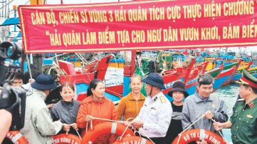 Lãnh đạo Vùng 3 Hải quân trao quà tặng là phao áo cá nhân, phao tròn cho các ngư dân trên huyện đảo Lý Sơn (Quảng Ngãi).