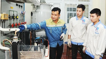 Đào tạo nghề tại Trường cao đẳng Điện tử điện lạnh Hà Nội. Ảnh: BẮC SƠN