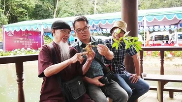 Dược sĩ Đào Kim Long (bên trái) hướng dẫn cách phân biệt cây sâm Ngọc Linh.