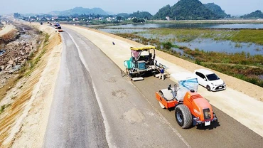 Các nhà thầu lu lèn mặt đường cao tốc bắc-nam đoạn Mai Sơn-quốc lộ 45.