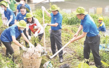 Lãnh đạo và thanh niên thành phố vớt rác bảo vệ môi trường.