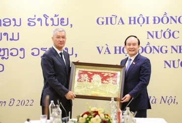 Chủ tịch Hội đồng nhân dân TP Hà Nội trao quà lưu niệm tặng Chủ tịch Hội đồng nhân dân Thủ đô Vientiane.