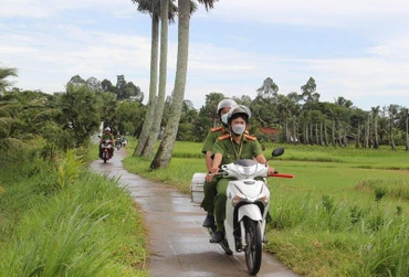 Lực lượng công an Vĩnh Long thường xuyên tuần tra, kiểm soát ở các tuyến đường nông thôn trên địa bàn phụ trách.