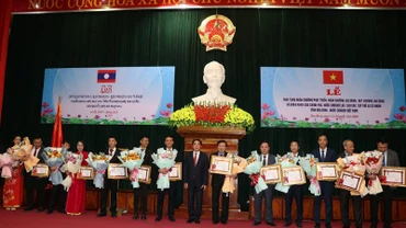 Đại diện các tập thể, cá nhân của tỉnh Hòa Bình nhận Huân, Huy chương và bằng khen của Chính phủ Lào.