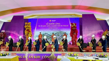 Các đồng chí lãnh đạo tỉnh Hòa Bình khởi công dự án khu công nghiệp Nhuận Trạch.
