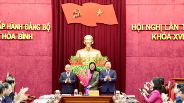 Thường trực Tỉnh ủy Hòa Bình tặng hoa đồng chí Bùi Thị Minh tại hội nghị.